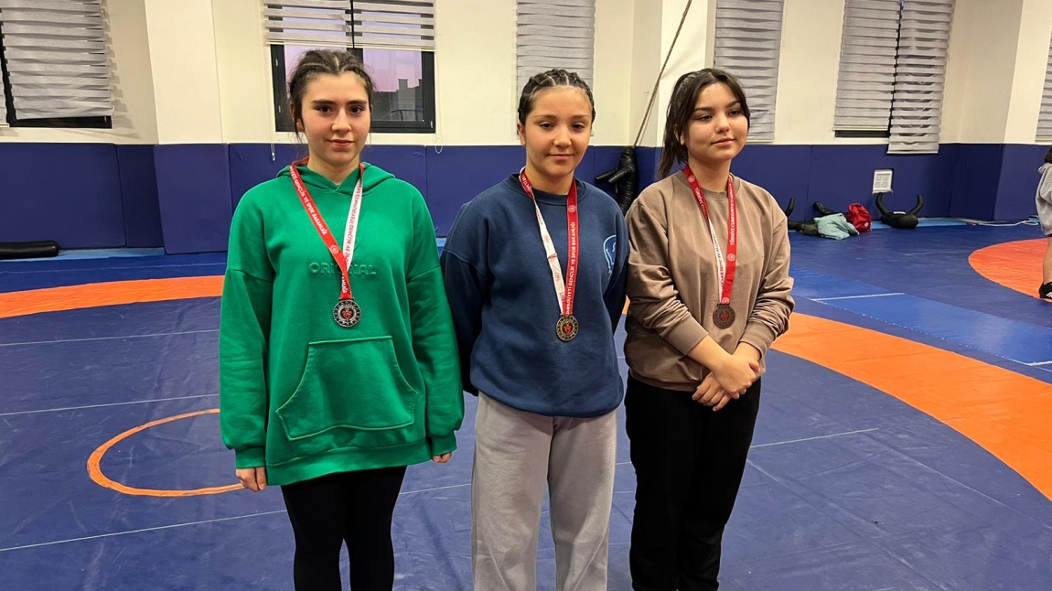Öğrencimiz Hilal ÖZAKTÜRK'ten Gümüş Madalya
